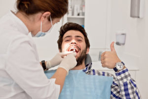 Как делают имплантацию зубов в Москве