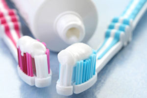 Отбеливающая зубная паста или натуральная?