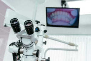 Преимущества лечения зубов под микроскопом