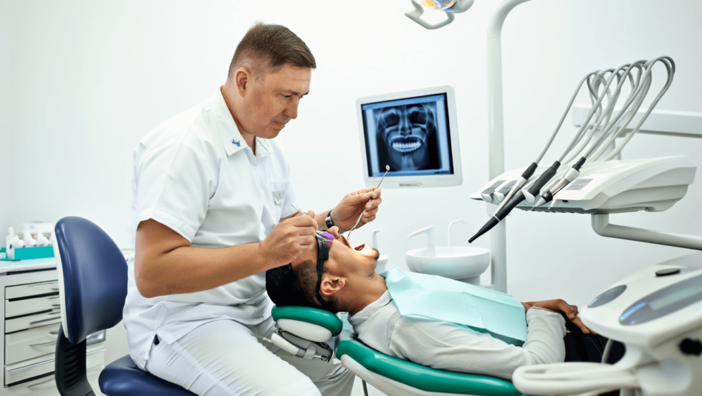 Доктор Кочнев c пациентом на приеме